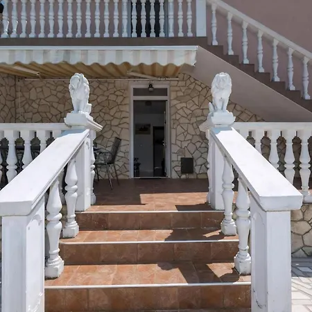 Fortuna Fuer Bis Zu 9 Personen Und Mit Beheiztem Aussenpool Holiday home Labin (Istria)
