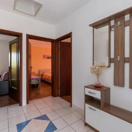 Fortuna Fuer Bis Zu 9 Personen Und Mit Beheiztem Aussenpool Holiday home