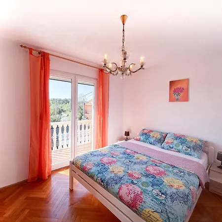 Fortuna Fuer Bis Zu 9 Personen Und Mit Beheiztem Aussenpool Holiday home