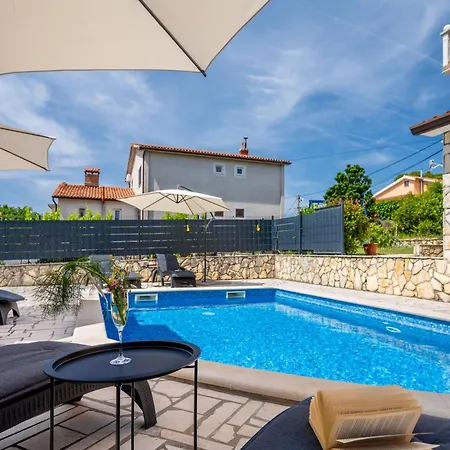 Fortuna Fuer Bis Zu 9 Personen Und Mit Beheiztem Aussenpool Hébergement de vacances