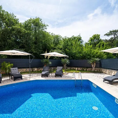 Hébergement de vacances Fortuna Fuer Bis Zu 9 Personen Und Mit Beheiztem Aussenpool *